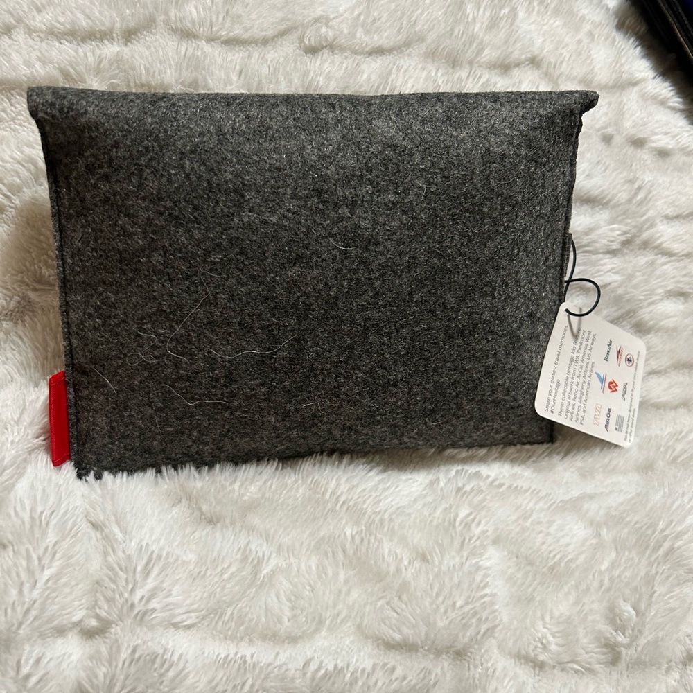 Gray felt American Airlines - Picture 6 of 8